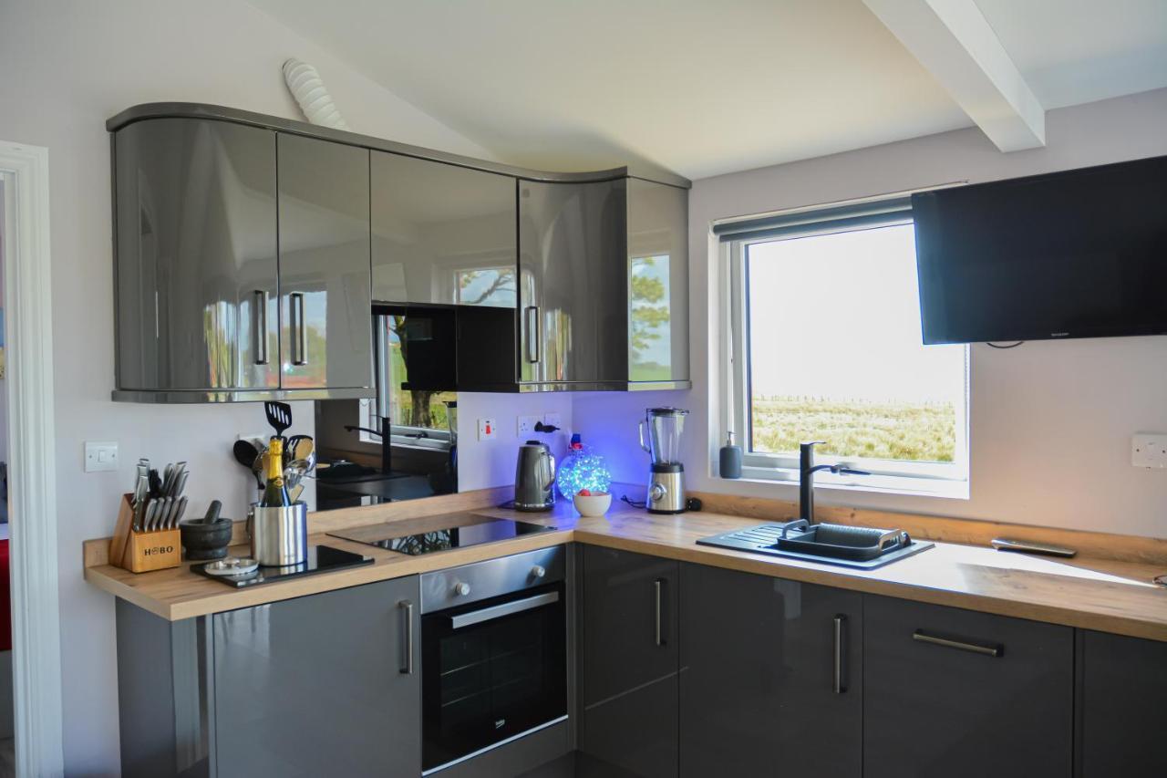 Deerfin Rentals Private Chalet With Hot Tub Ballymena Luaran gambar